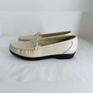 Woman’s SAS Beige Pearl Loafers